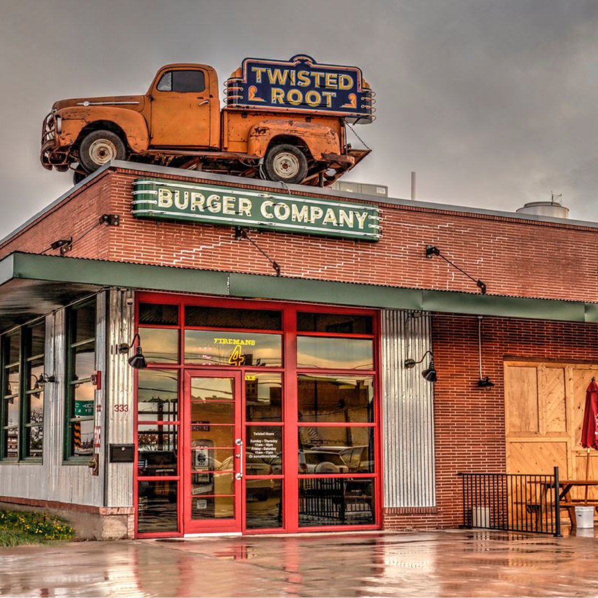 1RouteGroup's tweet photo. Texas is the second-largest state, w/ so many places to visit, itβs hard to pick one favorite spot. #TwistedRoot is not only a top-notch burger joint but it's also our own Jeffrey Ross' favorite burger place in Texas! check them out at their most famous location in Deep Ellum! https://t.co/5smwzAZO43