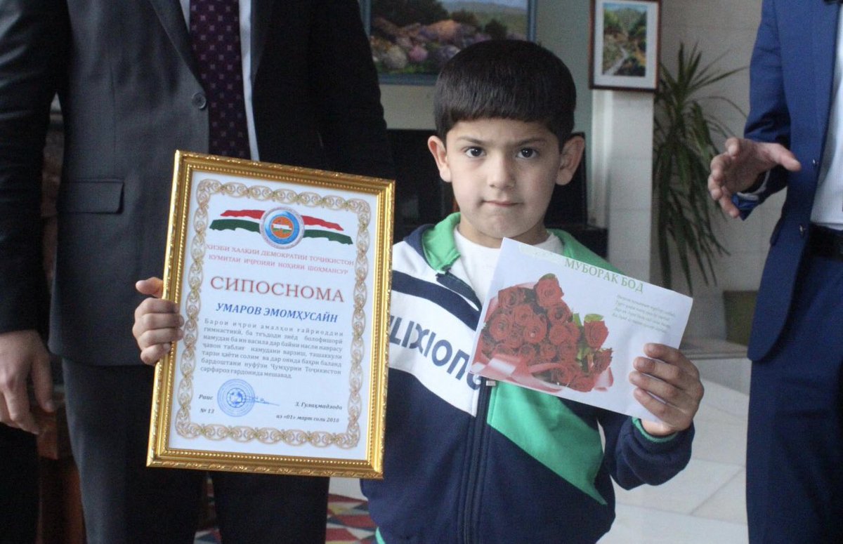 TajikUnity's tweet image. 11-year-old Tajik teenager Emomhusain Umarov has been included in the Guinness Book of Records for his extraordinary sports talent.
Emomhusain performed 5,200 push-ups in front of the judges without a break and entered the Record Book.🥇🔥🇹🇯