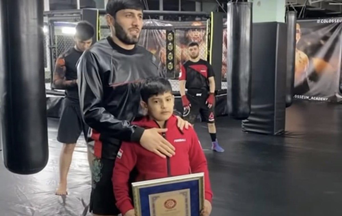 TajikUnity's tweet image. 11-year-old Tajik teenager Emomhusain Umarov has been included in the Guinness Book of Records for his extraordinary sports talent.
Emomhusain performed 5,200 push-ups in front of the judges without a break and entered the Record Book.🥇🔥🇹🇯