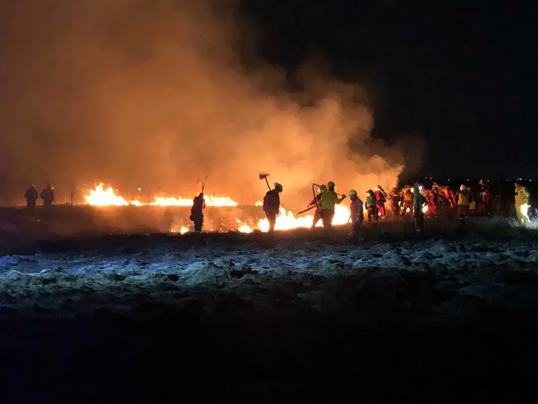 bomberosdefdopy's tweet photo. INCENDIO FORESTAL 🔥🌳🌲🍂
Fuimos a apoyar en las tareas de extinción de incendios en la zona se Villeta, en conjunto con los cuarteles pertenecientes a la Asociación de Bomberos Voluntarios del Paraguay (AVBP), y varias Cñias. del CBVP. https://t.co/tLS000nP4Y