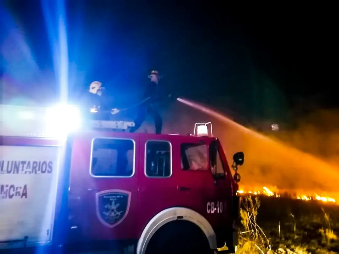 bomberosdefdopy's tweet photo. INCENDIO FORESTAL 🔥🌳🌲🍂
Fuimos a apoyar en las tareas de extinción de incendios en la zona se Villeta, en conjunto con los cuarteles pertenecientes a la Asociación de Bomberos Voluntarios del Paraguay (AVBP), y varias Cñias. del CBVP. https://t.co/tLS000nP4Y