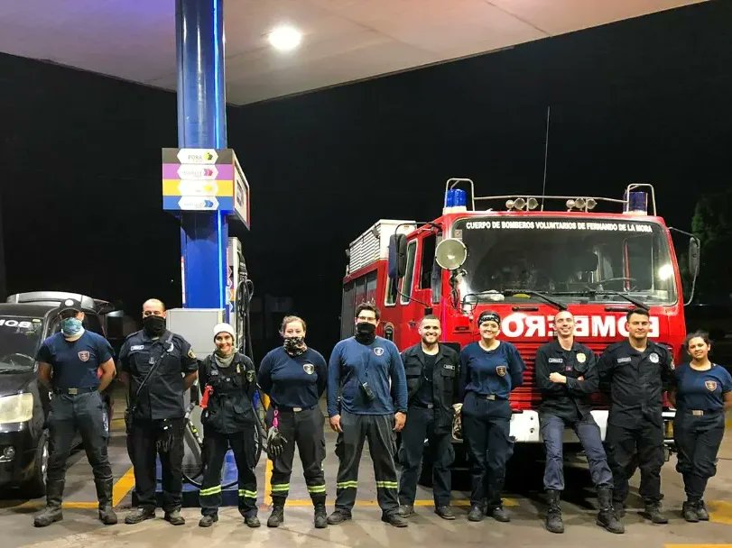 bomberosdefdopy's tweet photo. Móvil CB10 con 11 personales, para los trabajos de extinción de los focos activos en el lugar. 
.
¡Basta de quemar! El Paraguay está ardiendo. https://t.co/CtvhZogU3N