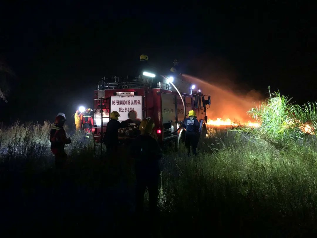 bomberosdefdopy's tweet photo. Móvil CB10 con 11 personales, para los trabajos de extinción de los focos activos en el lugar. 
.
¡Basta de quemar! El Paraguay está ardiendo. https://t.co/CtvhZogU3N