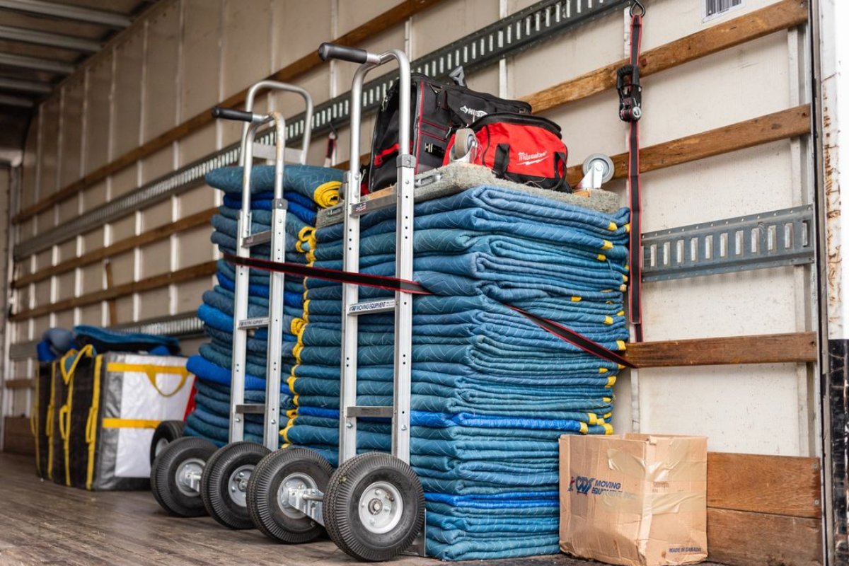 movingkingskc's tweet photo. Our team will show up with everything they need to carefully transport your valued belongings from one location to the next. To schedule a truck and crew, give us a call: (913) 882-2121. #MovingKings #Moving #Mover #Movers https://t.co/USrKml9CZb