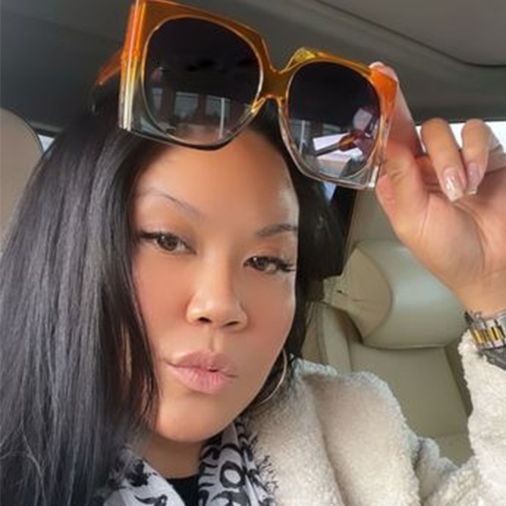 HoneyDazedShop's tweet image. The new #squareframes, worn by @bomb_chelle, are the ultimate in retro-cool. Get your pair 🕶️ at shophoneydazed.com/squareglasses