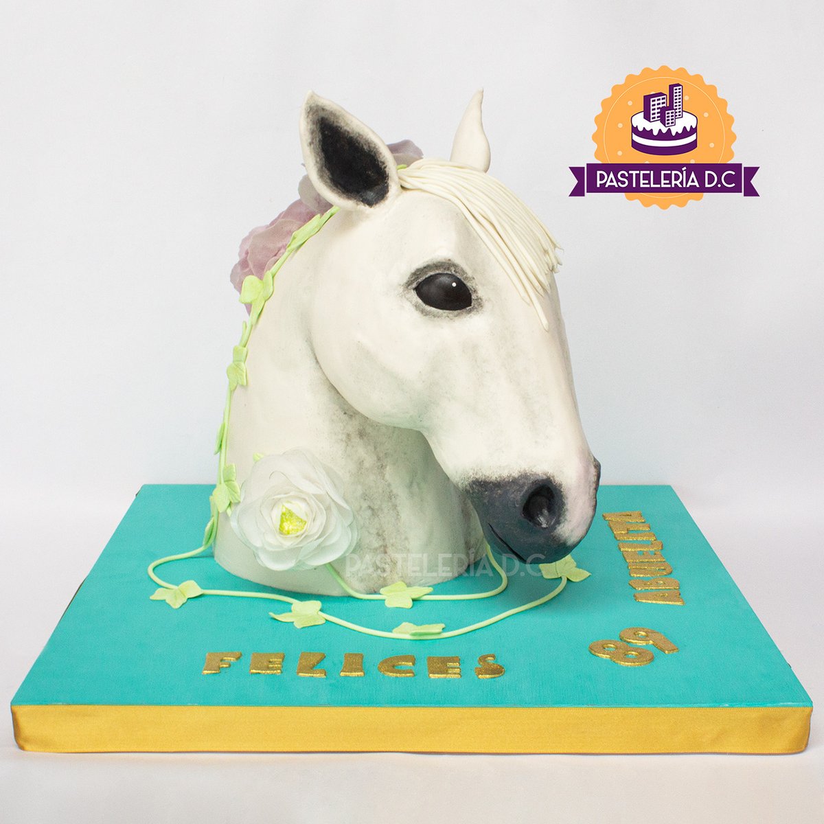 Pasteleria_DC's tweet photo. Amamos hacer esta torta esculpida en 3D con forma de busto de un caballo.

¡Tú también puedes aprender a hacer el pastel de tus sueños!
Entra a https://t.co/Ylt2KOd7jK
para ver nuestras próximas clases.

#PasteleriaDC #PasteleriaBogota #Tortacaballo #horseCake https://t.co/FVxNhYpTSW
