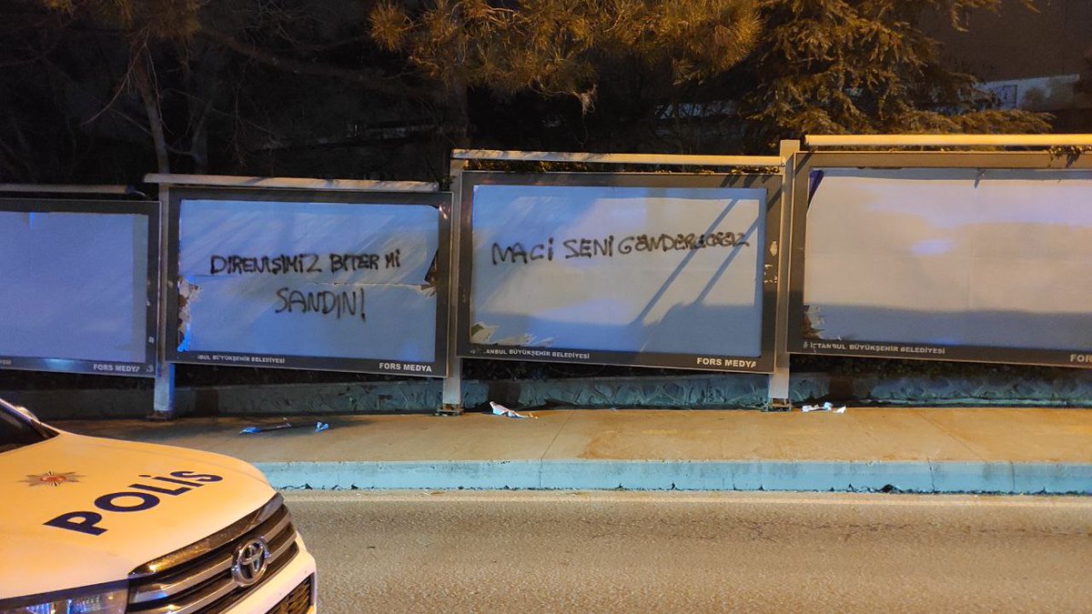 freebogazici's tweet photo. Dün @BUicinMezunlar'ın billboard'larının üzerinin savcılık kararıyla kapatılması üzerine yazılamaya çıkan arkadaşlarımıza polis müdahale etti!
Polis ile müzakereler sürüyor. https://t.co/LzODQdjGqb