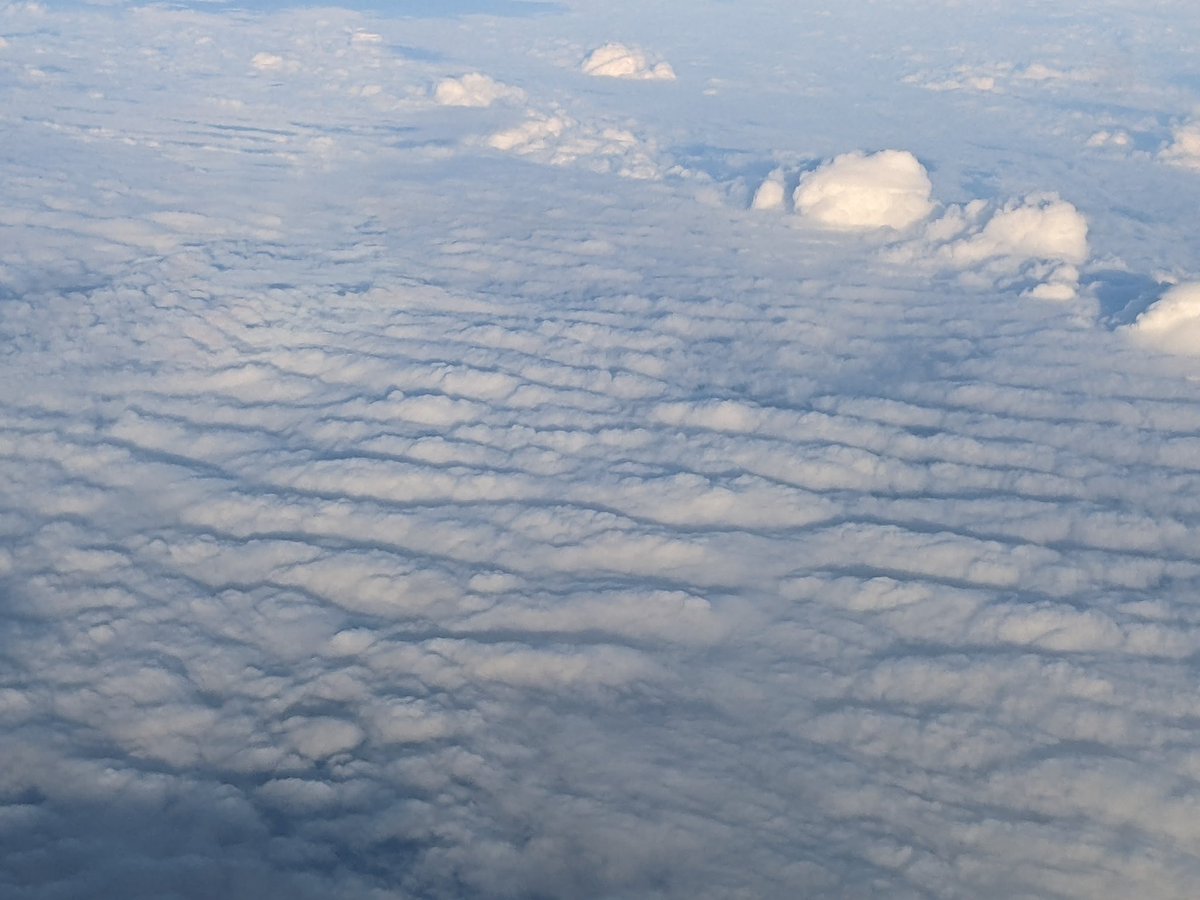 WAVEScienceCtr's tweet photo. Gravity wave cloud patterns as seen from a plane at about 30000 ft with convection in the distance ✈️☁️🌊
Photo credit: @vlynnharvey
#gravitywaves #wavescience https://t.co/snz6BN4Bvj