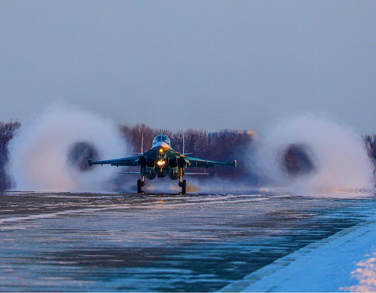 Ударный Су-34 ВКС России с воздушными вихрями заходит на посадку! 🇷🇺