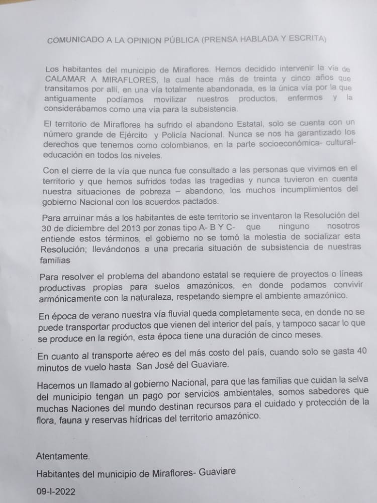 visomutop's tweet photo. ATENCIÓN. Habitantes de Miraflores Guaviare decidieron arreglar ellos mismos la carretera que les comunica con @AlcalamarGre. El río Unilla se seca y el transporte aéreo es muy costoso. Pero el gobierno nacional (que los tiene abandonados) les amenaza con sanciones por esa vía📜 https://t.co/reh9Pk0eG9