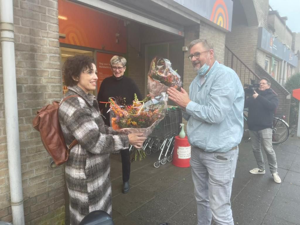 PvdA-raadslid Sophia Jeddaoui was vandaag bij de opening van de supermarkt Centerrr in Nigtevecht. De supermarkt is meer dan alleen boodschappen doen. Hier komt het dorp samen en ontstaan mooie dingen. Blij dat we hierin een rol hebben kunnen spelen ▶️ rtvstichtsevecht.nl/nieuws/artikel…