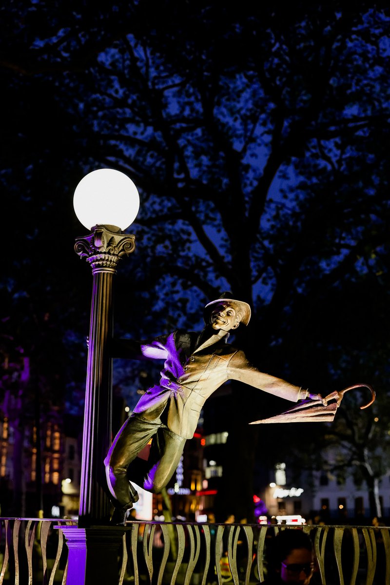 DiscoverLSQ's tweet photo. And... Scene! Have you spotted our #ScenesintheSquare? Some of the most loved cinematic moments immortalised in bronze have made Leicester Square their home! For a host of fun facts from @Alex_Zane, catch the Scenes in the Square podcast on Spotify. 

https://t.co/7YgX0pxPvq https://t.co/Thn0lKKNAJ