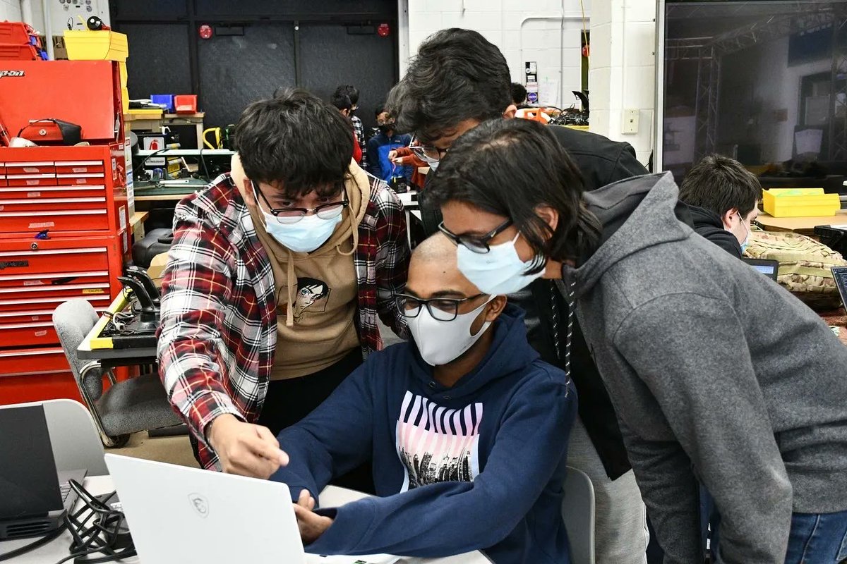 Starting our second week of build season off strong! 🛠🦾🔩