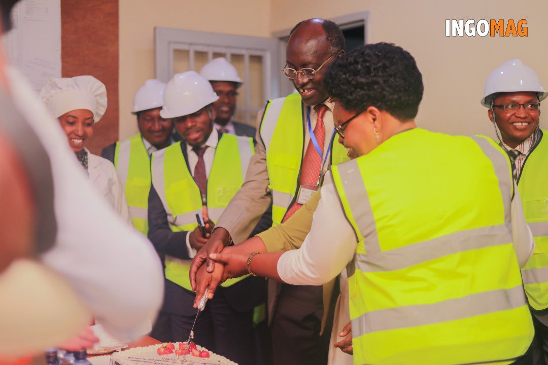IngoMagazine's tweet photo. La visite s’est clôturée par un moment de partage d’un gâteau offert par l’équipe de AMA construction en guise de cadeau de bienvenue.
#BanqueLeader
#ingomag
#Burundi https://t.co/2Jlq9NKxFn