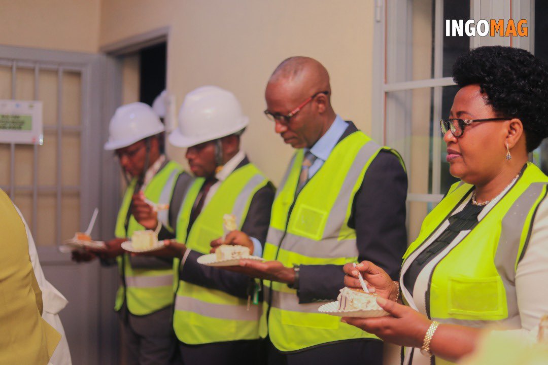 IngoMagazine's tweet photo. La visite s’est clôturée par un moment de partage d’un gâteau offert par l’équipe de AMA construction en guise de cadeau de bienvenue.
#BanqueLeader
#ingomag
#Burundi https://t.co/2Jlq9NKxFn
