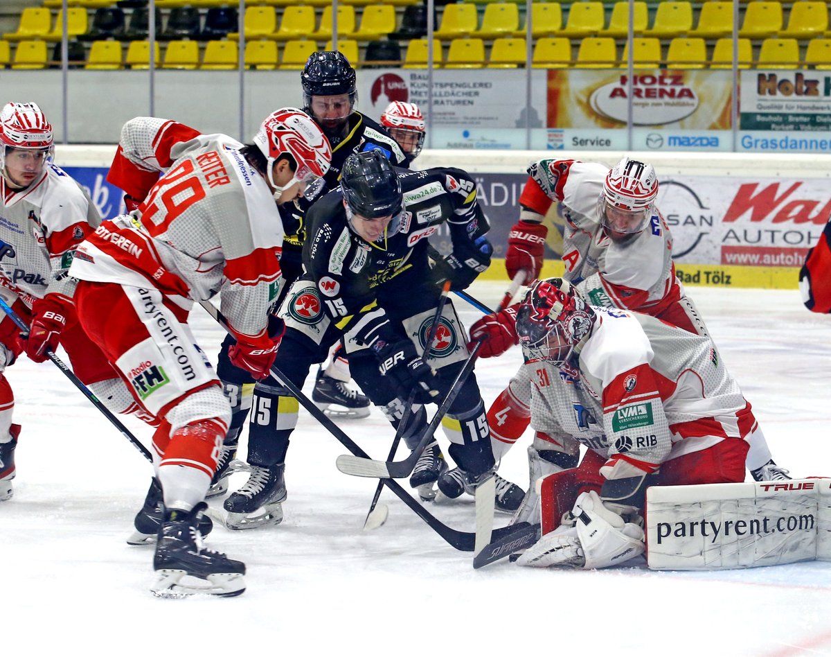 DEL2_News's tweet photo. Auswärtssieg für Bad Nauheim: Der @ec_bn gewinnt mit 2:1 gegen die @toelzerloewen .
Foto: Oliver Rabuser #del2 #HerzblutEishockey #ectecn https://t.co/qswsSJ98u5