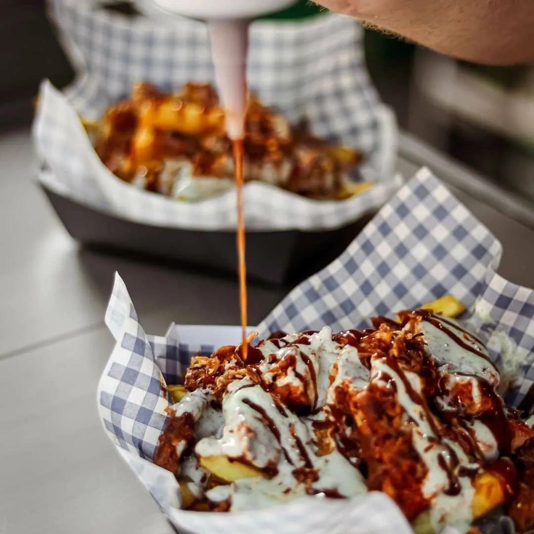 We're live on @foodstuffmcr today and all week through until Saturday 🙌🏼 #indianinspired loaded fries a plenty from your one and only @contactbarkitch #veganfriendly and also #halalavailable 😁💚🌱❤ Serving until late