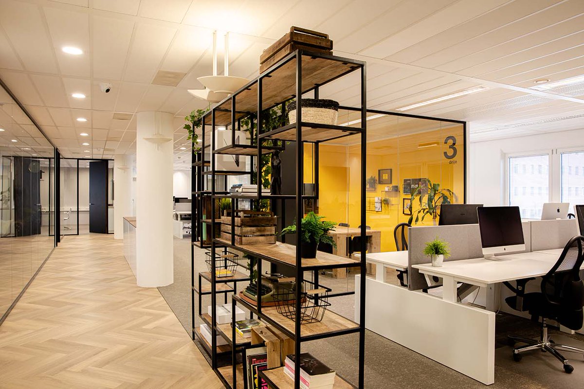 Per direct te huur in Groningen stad: een gedeelte (max 200 m2) van ons sfeervol ingerichte kantoor. Diverse ruimtes worden gedeeld. Locatie: tegenover Martiniplaza, aan de A7 en nabij Stadspark. Interesse? Mail Jeroen op jeroen@b2design.nl. #huren #kantoor #Groningen