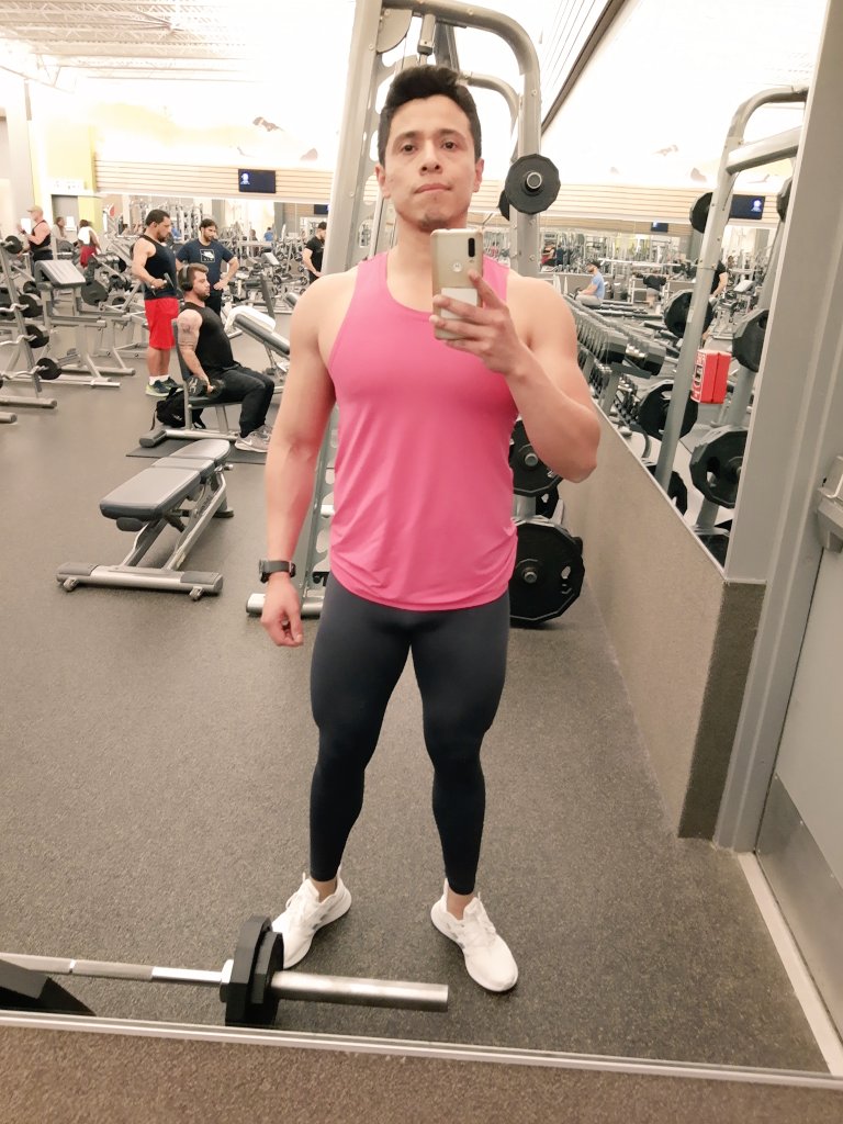 cedric_12's tweet photo. I felt like being a flamingo among a flock of pigeons #colorhasnogender #workoutdone #menwearingtights https://t.co/nM4ZB3Vnwa