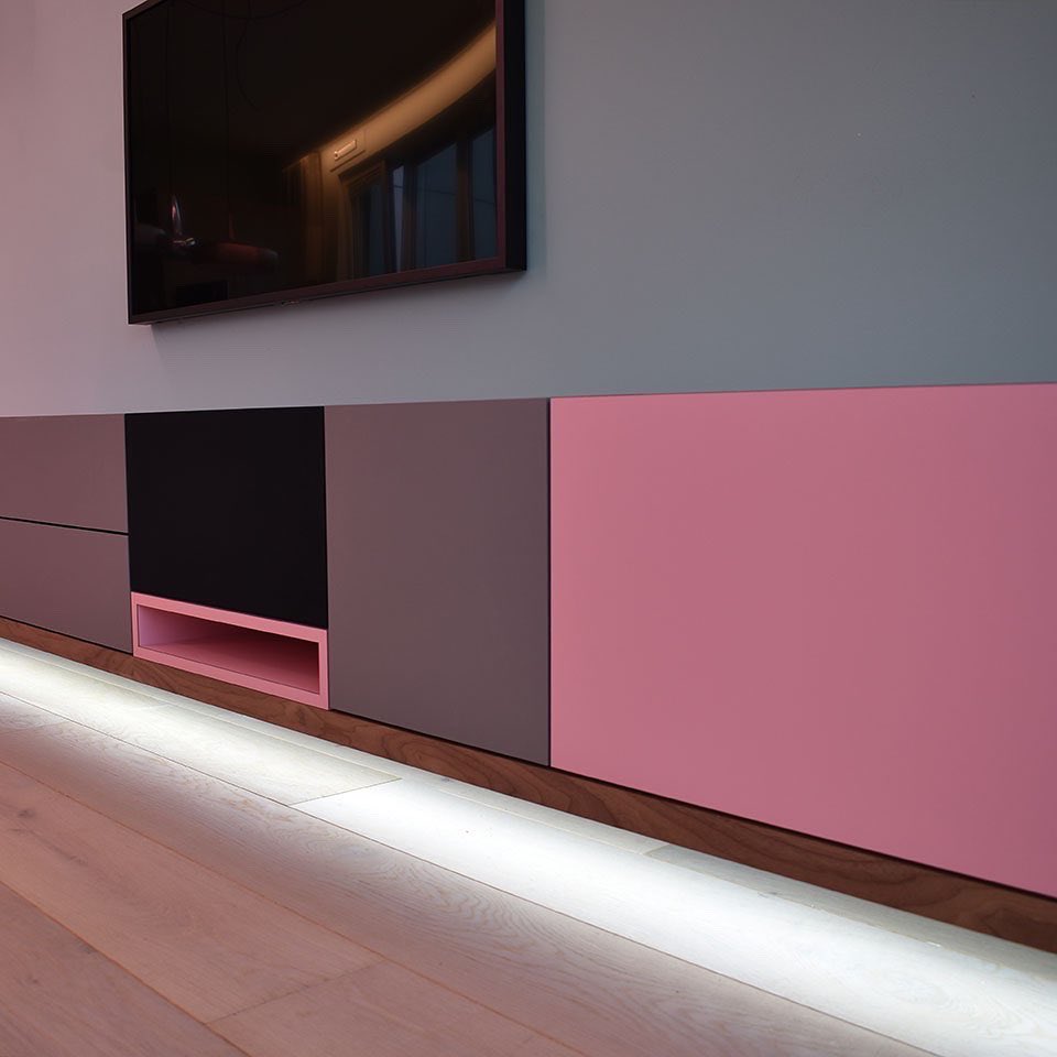RobbrechtMeubel's tweet photo. Kleur bekennen! #Thinkpink! HPL is er in honderden kleuren en structuren, zoals deze sprekende #roze kleur. De combinatie met grijs, notenhout en het groen op de wand geeft een fraaie combinatie. Een #meubel met duidelijk een unieke uitstraling! #maatwerk #meubilair #robbrecht https://t.co/AXQK4TSb4i