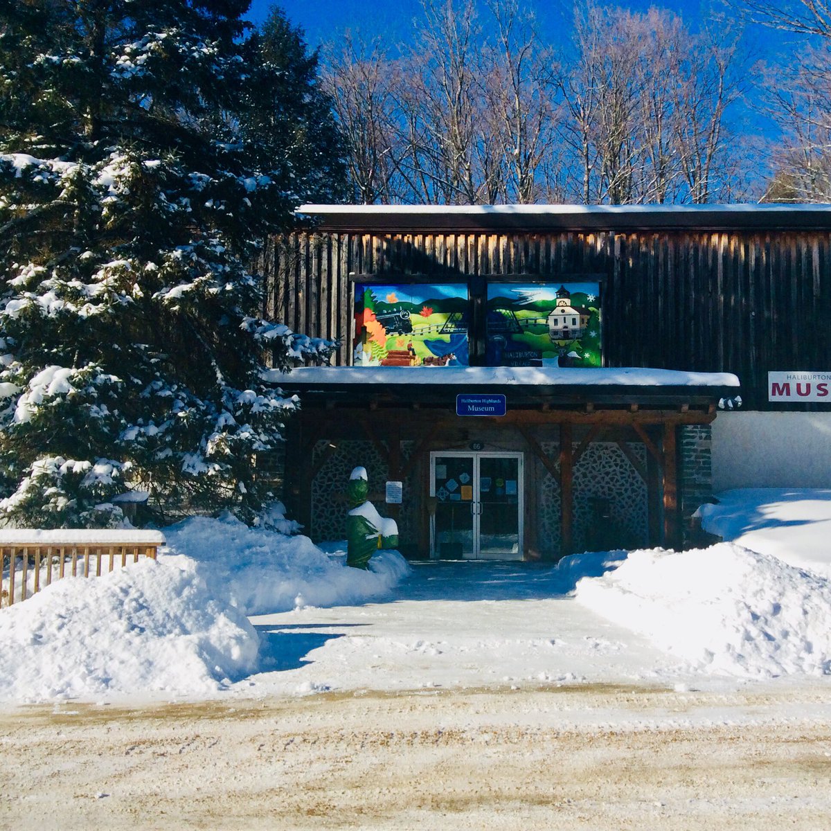 HH_Museum's tweet photo. Sunshine, snow and shadows on a Tuesday afternoon... #MyHaliburtonHighlands #GlebePark https://t.co/WTMvlwCZ5D