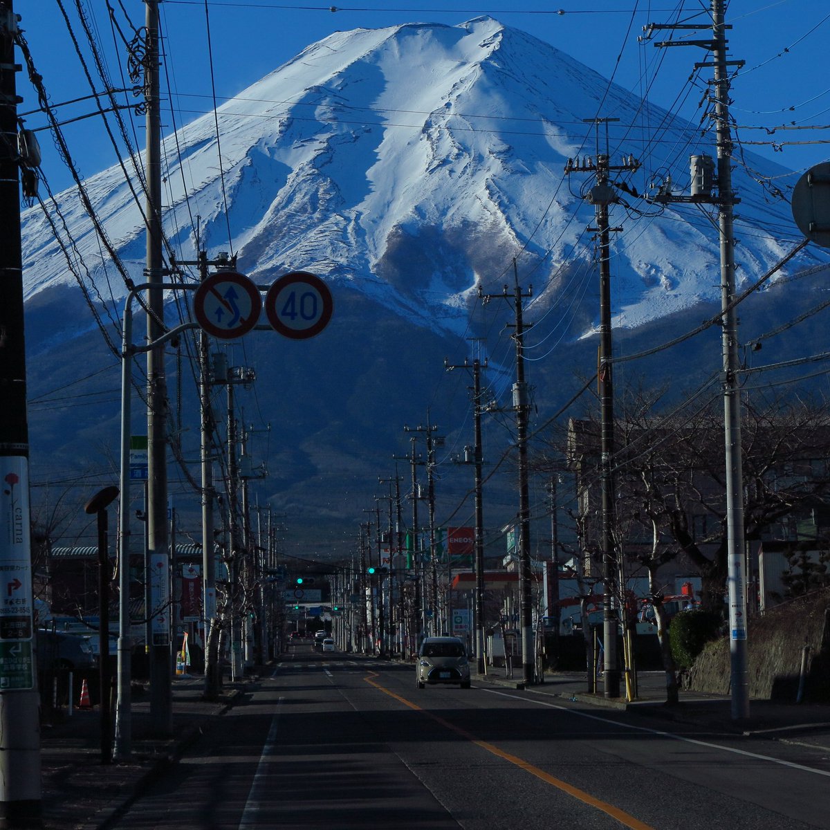 富士とともに 街から富士を見上げると、なんと高度感が凄いね😁🙏‼️