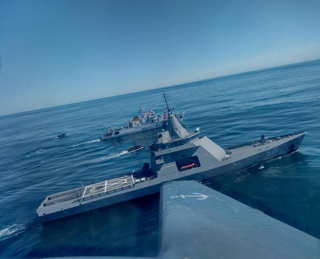 MinDefensa_Ar's tweet photo. Desde el nuevo Comando Conjunto Marítimo estamos realizando tareas de vigilancia y control en la milla 200. 

En cumplimiento del convenio de coordinación y cooperación entre los ministerios de Defensa y @MinSeg, el ARA Piedrabuena y un avión Beechcraft B 200 patrullan la zona. https://t.co/RKmJxFbkJD