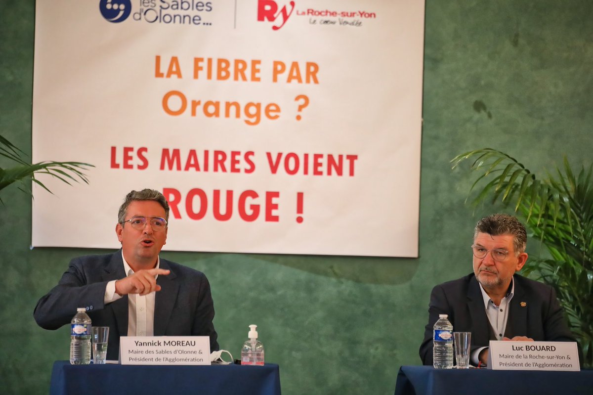 YannickMOREAU's tweet photo. Avec @Lucbouard nous dénonçons les manquements et les mensonges d’
@orange qui s’était engagé à desservir 100% des foyers des agglos des Sables d’Olonne et de La Roche sur Yon avec la #fibre en 2020…
puis 2022…
puis… ???
(1/2)
#zoneAMII #monopole #Arcep https://t.co/5PoyC6b6Bg