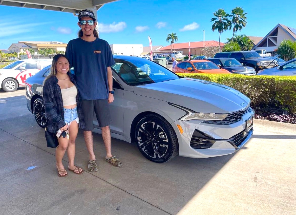alohakiaHI's tweet photo. Kaylee and Loa from Kaua’i are starting off the new year on the right track! They drove off with their brand new 2022 K5 GT-Line!
#YouKnowAGuy #Kia #KiaK5 https://t.co/u7wo50Cfb2