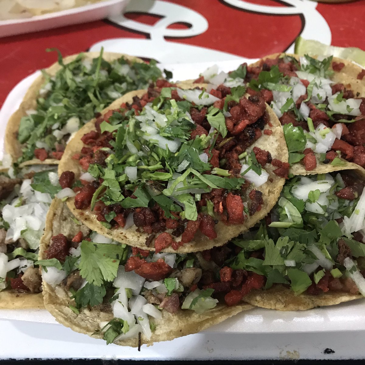 Monterreytacos's tweet photo. Anoche fui por primera vez a los Tacos Guichos. Los del logo bizarro.
Los de sirlon ufff. Los de trompo fail https://t.co/TlIedY7EYG