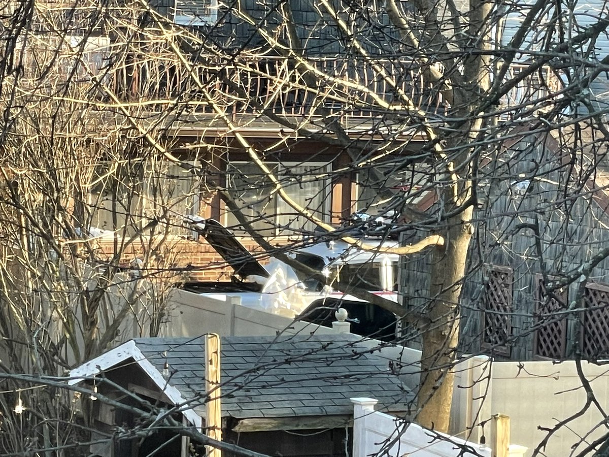Miller27Time's tweet photo. Ummmmmmm does my neighbor have the Ghostbusters car in his back yard? https://t.co/WsW5lU19PA