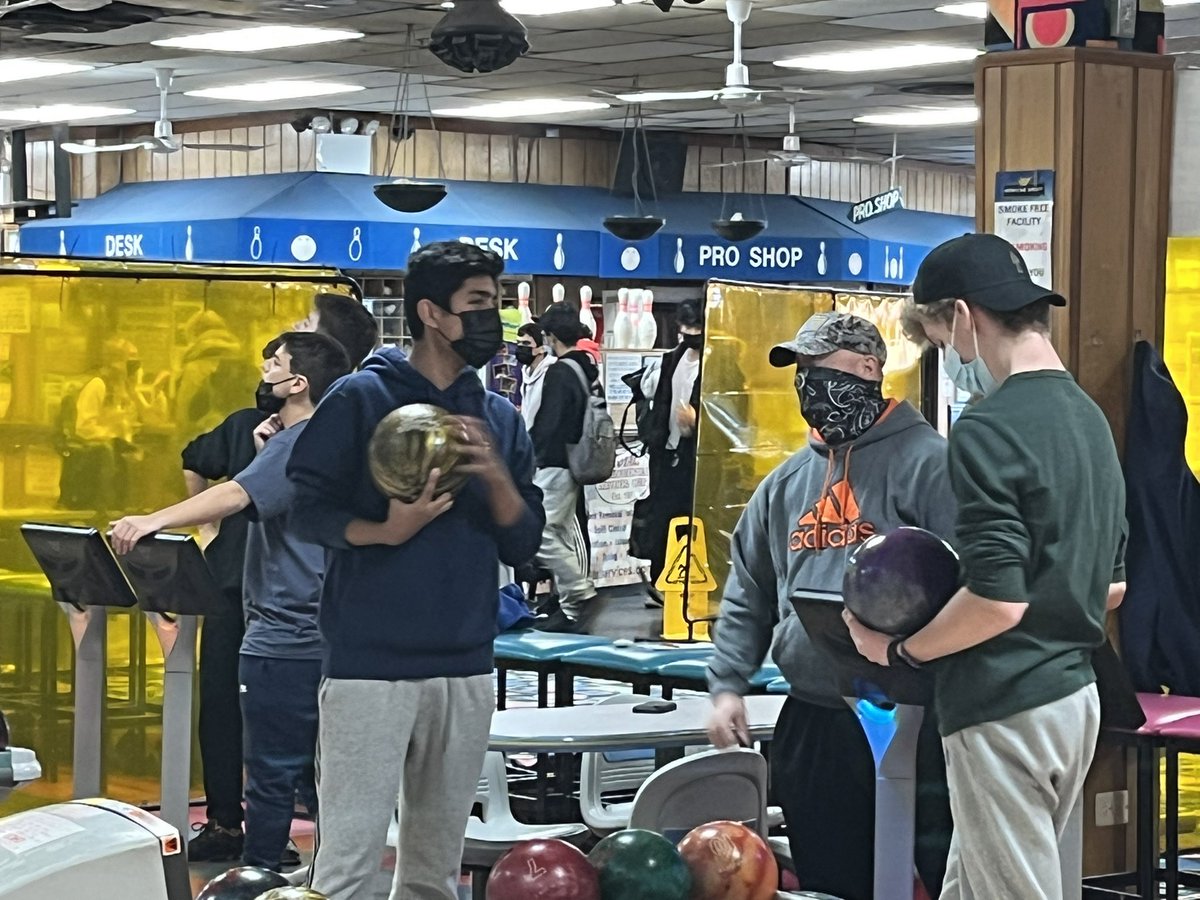 RyeNeck_bowling's tweet photo. Getting tips from the coach! #ryeneckathletes #ryeneckbowls https://t.co/JyV3ErNeAl