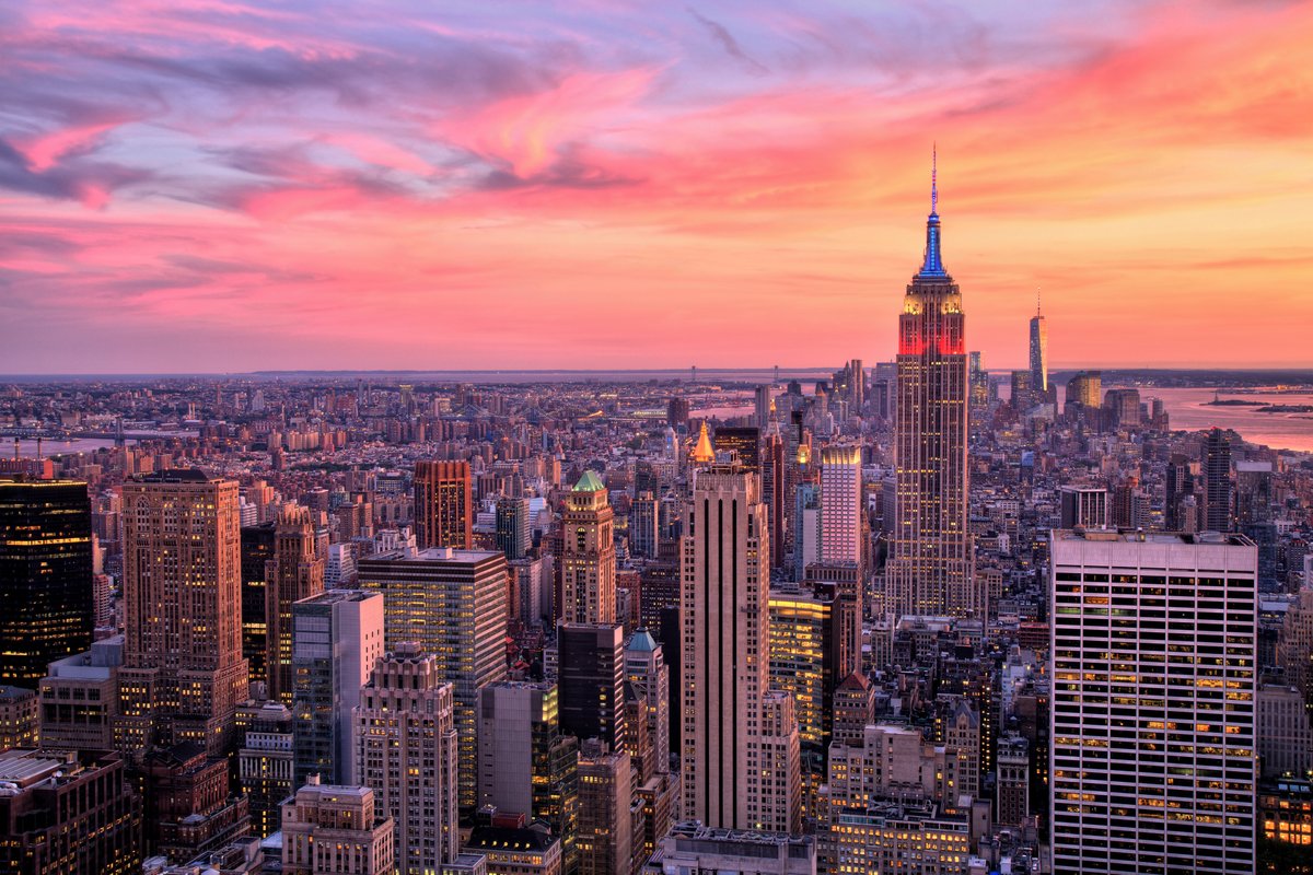 Celebrate love in NYC this Valentine's Day!💞 #Travel 

#LoveYourValentine with a bottle of Chandon Rosé, chocolate-covered strawberries &amp; a late check-out in the city that never sleeps!

BOOK NOW:
bit.ly/3AjNgLy