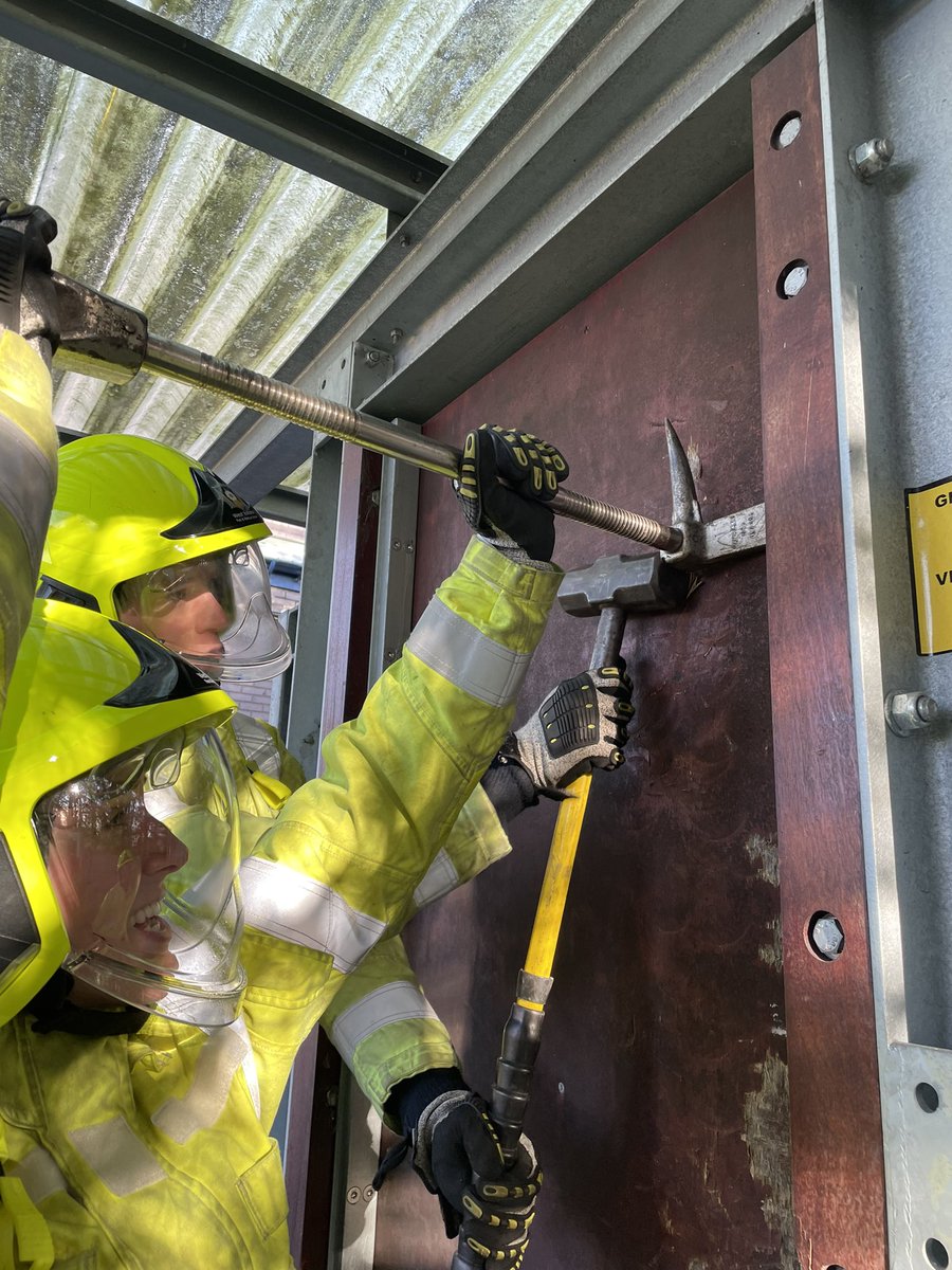 mbleasy's tweet photo. A few from this morning’s Method of Entry (MOE)  with Cleckheaton Green watch. Great to refresh technique so that we can get to you safely if needed! #fireservice #999 #training #hitit https://t.co/T5Ss98znvg