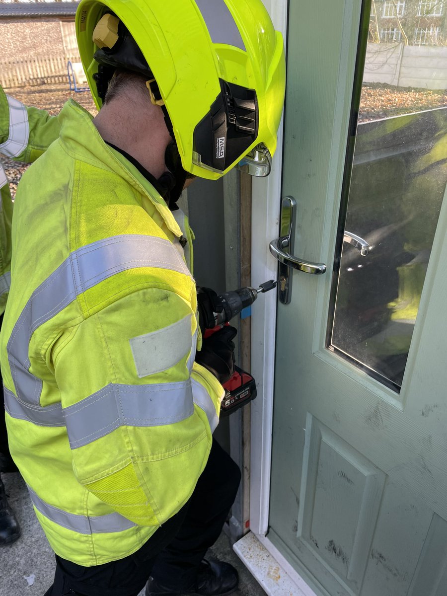 mbleasy's tweet photo. A few from this morning’s Method of Entry (MOE)  with Cleckheaton Green watch. Great to refresh technique so that we can get to you safely if needed! #fireservice #999 #training #hitit https://t.co/T5Ss98znvg