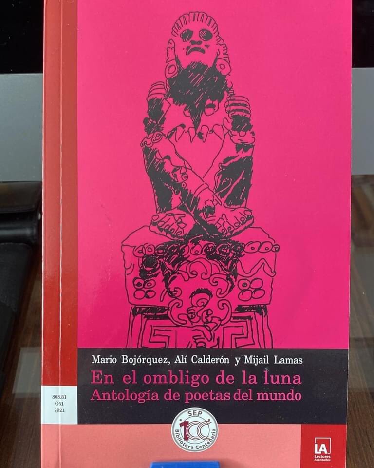 alicalderonf's tweet photo. El gobierno de México ha considerado que los alumnos entre 12 y 15 años deben acercarse a este libro que preparamos en Círculo de Poesía, “En el ombligo de la luna. Antología de poetas del mundo”. 43 autores de los cinco continentes entre los que están: https://t.co/akWBnVSpem