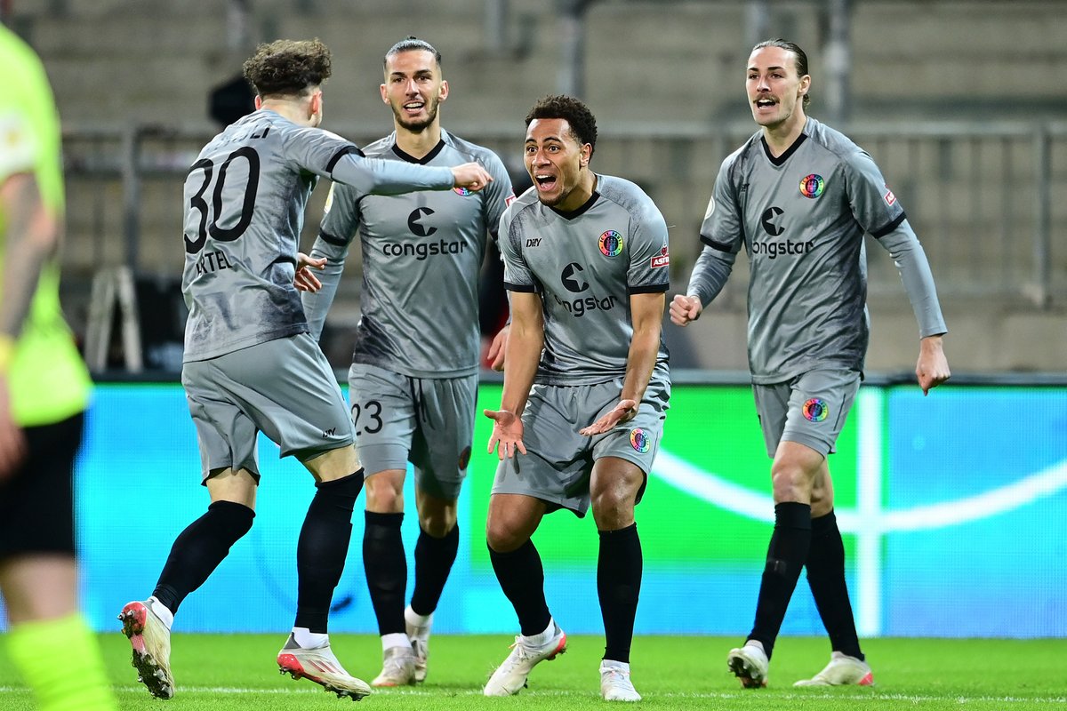 fcstpauli's tweet photo. Schluss! Unglaublich. Wir schlagen Titelverteidiger Borussia Dortmund mit 2:1 (2:0) und stehen im Pokal-Viertelfinale. Wahnsinn! 🤎🤍

#fcsp | #fcspbvb | 2:1 https://t.co/zKS1f3kAn2