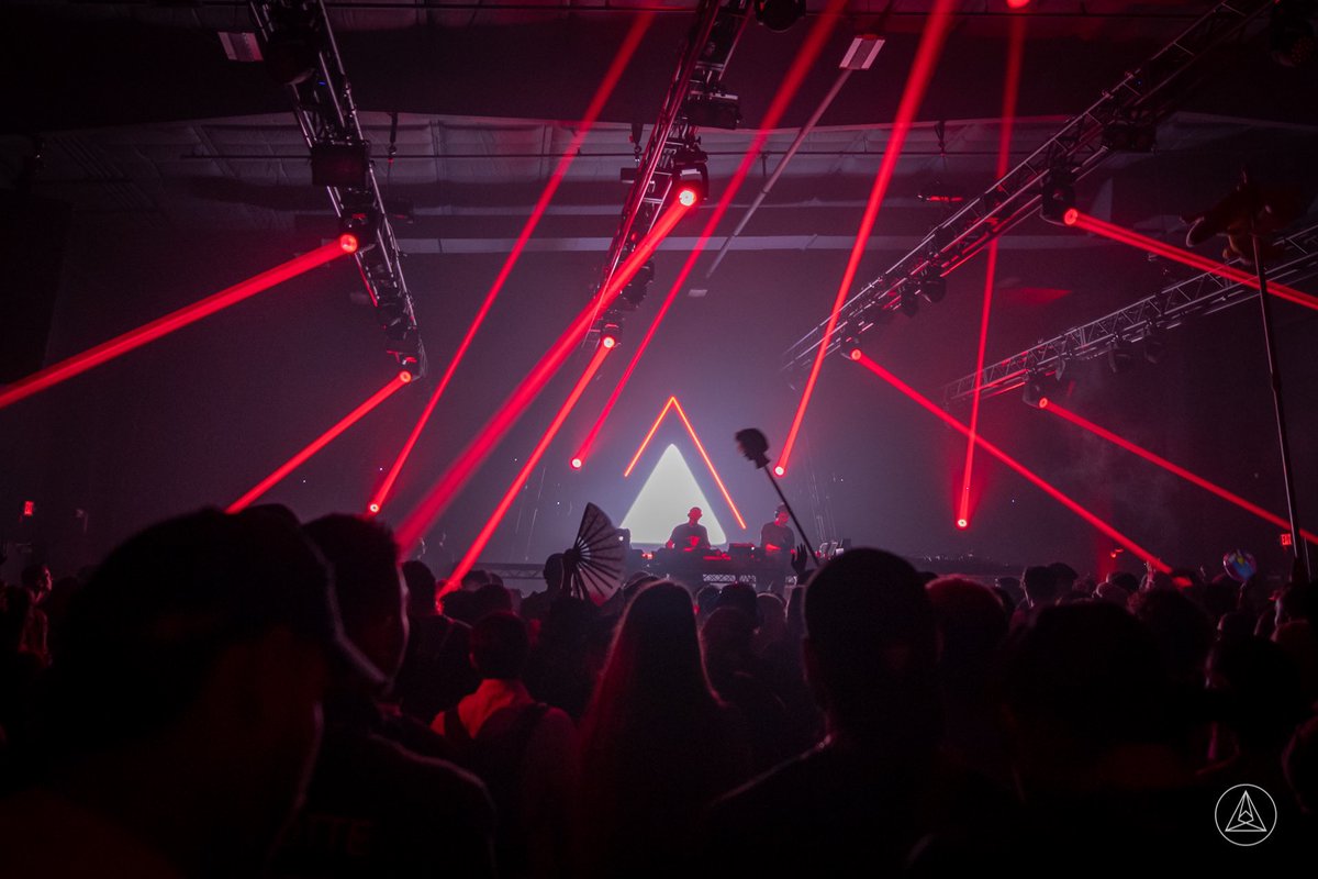 SeismicTX's tweet photo. Thinking of our happy place 🌋🥰
.
.
.
📸 ADJFoto
#seismicdanceevent #concourseproject https://t.co/LUMmDyjixN