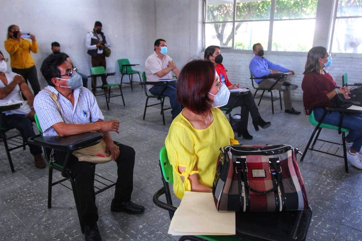 ZenyazenEscobar's tweet photo. Este día tuvimos la oportunidad de supervisar la sede de vacunación contra Covid-19 ubicada en el plantel 3 del COBAEV en Martínez de la Torre, donde pude saludar a las trabajadoras y trabajadores de la educación, pero sobre todo ver su interés por recibir la dosis de refuerzo. https://t.co/RsA0YEHzIz
