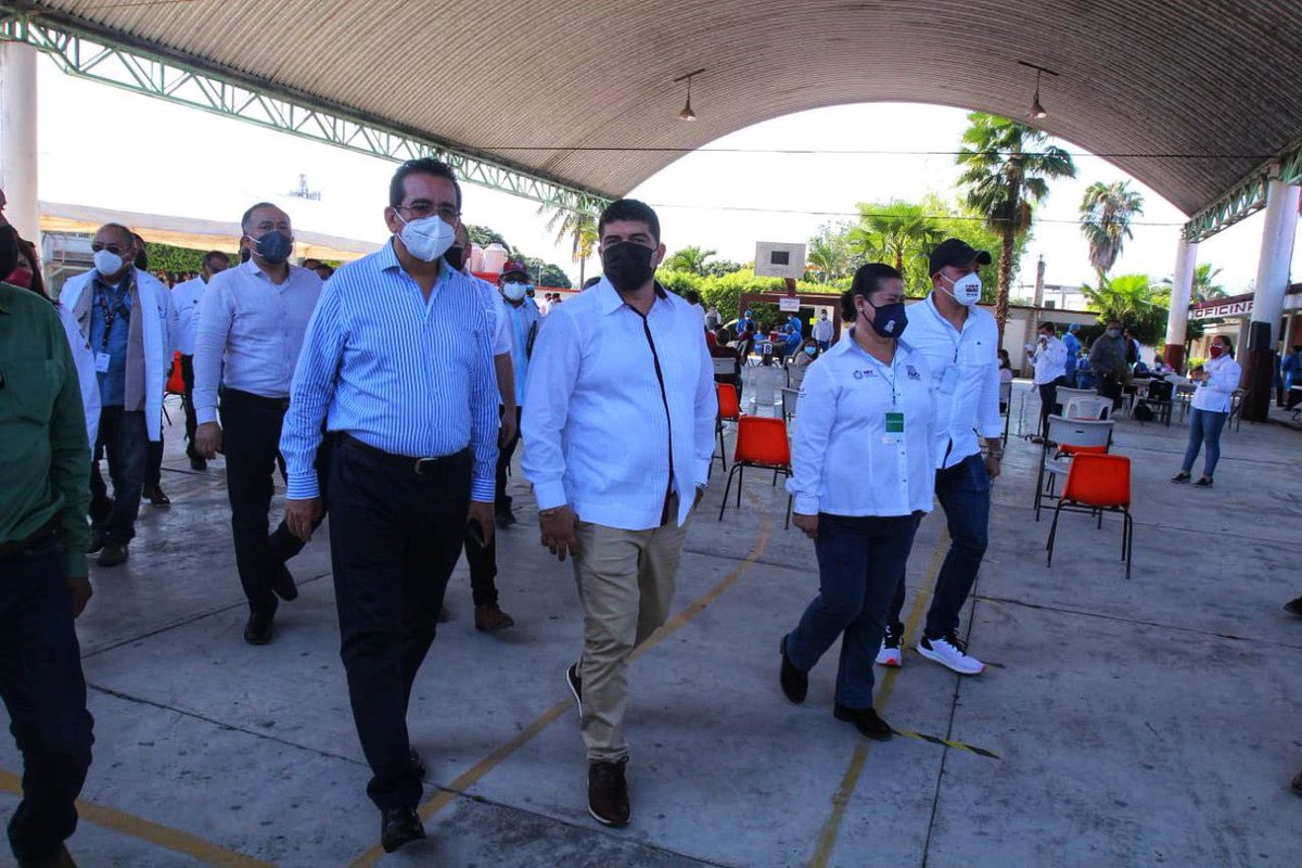 ZenyazenEscobar's tweet photo. Este día tuvimos la oportunidad de supervisar la sede de vacunación contra Covid-19 ubicada en el plantel 3 del COBAEV en Martínez de la Torre, donde pude saludar a las trabajadoras y trabajadores de la educación, pero sobre todo ver su interés por recibir la dosis de refuerzo. https://t.co/RsA0YEHzIz