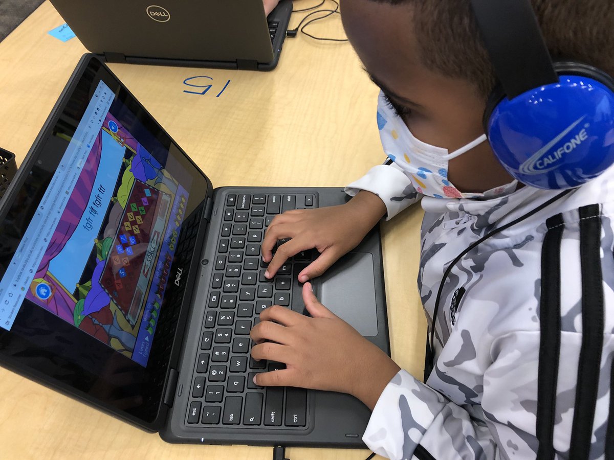 LibraryMcmicken's tweet photo. #thirdgraders are learning keyboarding skills in the library this week. Look at all these perfectly placed fingers on the home row! #librarylife #teamhighline #techsavvy #techliterate #bbcdancemattyping https://t.co/Pzhy5eRUF7