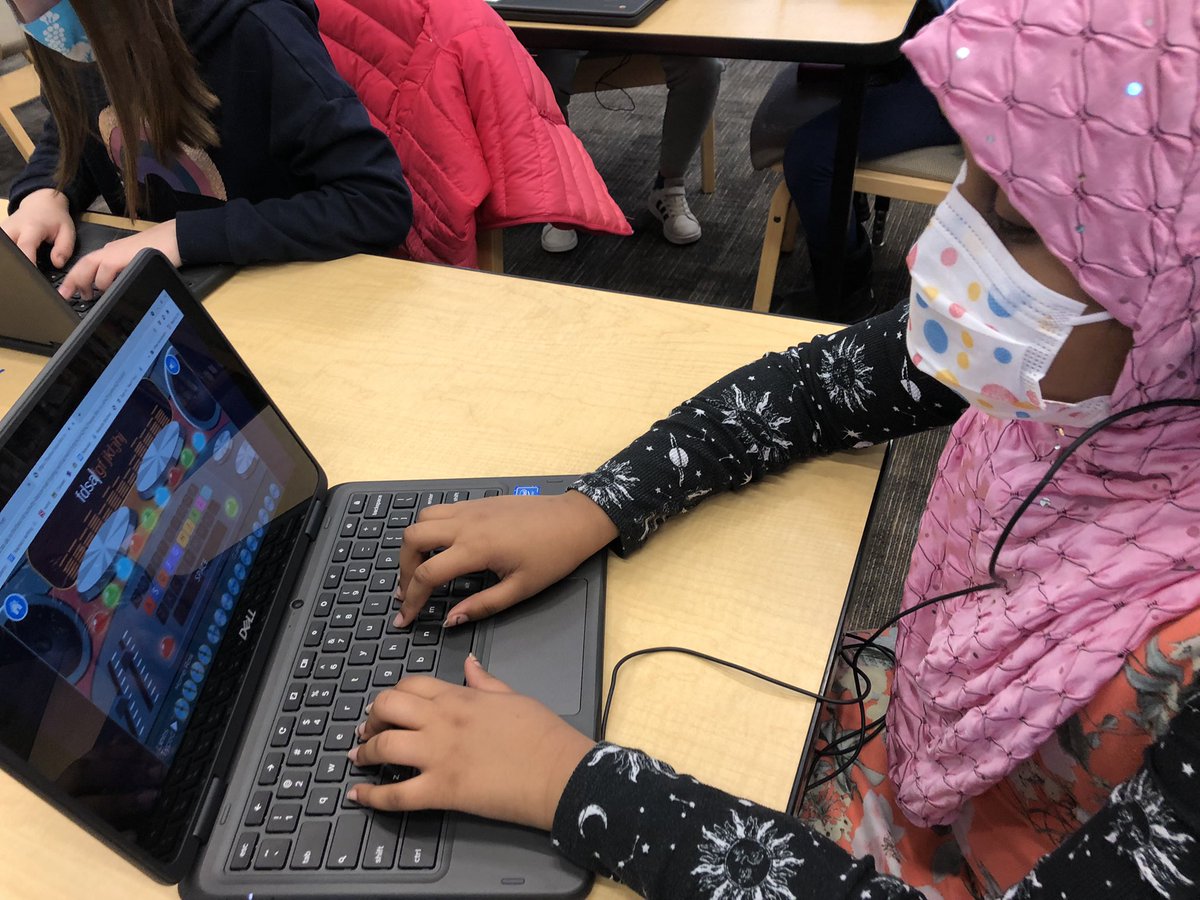 LibraryMcmicken's tweet photo. #thirdgraders are learning keyboarding skills in the library this week. Look at all these perfectly placed fingers on the home row! #librarylife #teamhighline #techsavvy #techliterate #bbcdancemattyping https://t.co/Pzhy5eRUF7