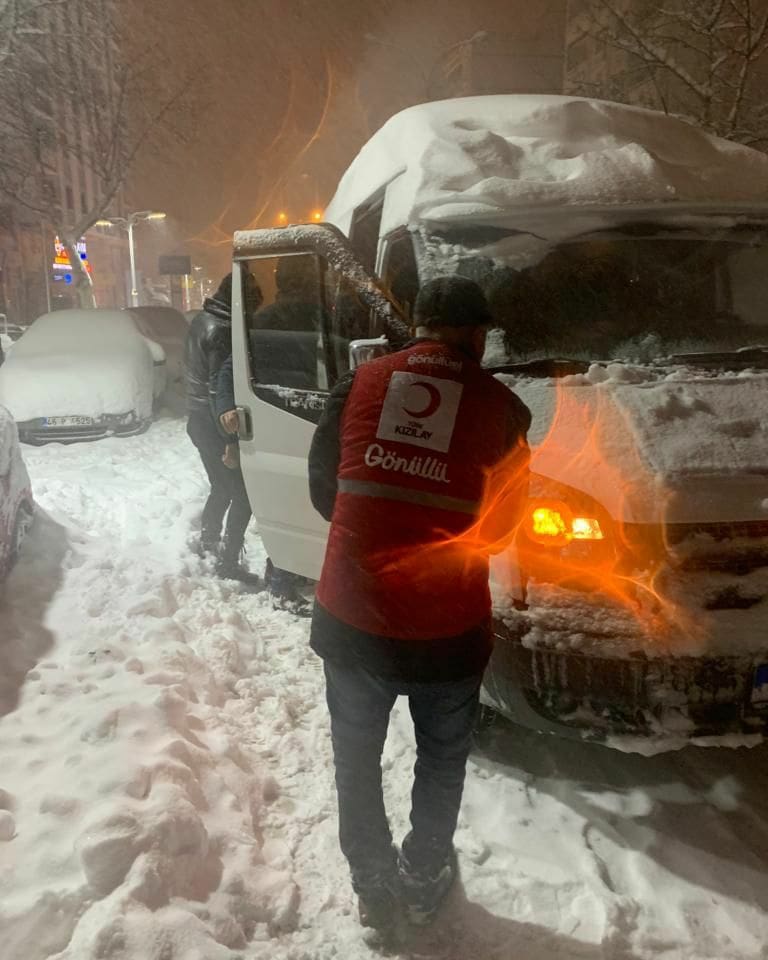Gölbaşı Pazarcık arasında yolda kalmış vatandaşlarımıya kumanya ikramlarımız Türk Kızılay Pazarcık ve Genç Kızılay Pazarcık arasında devam ediyor. Sahada vatandaşlarımızın yanındayız