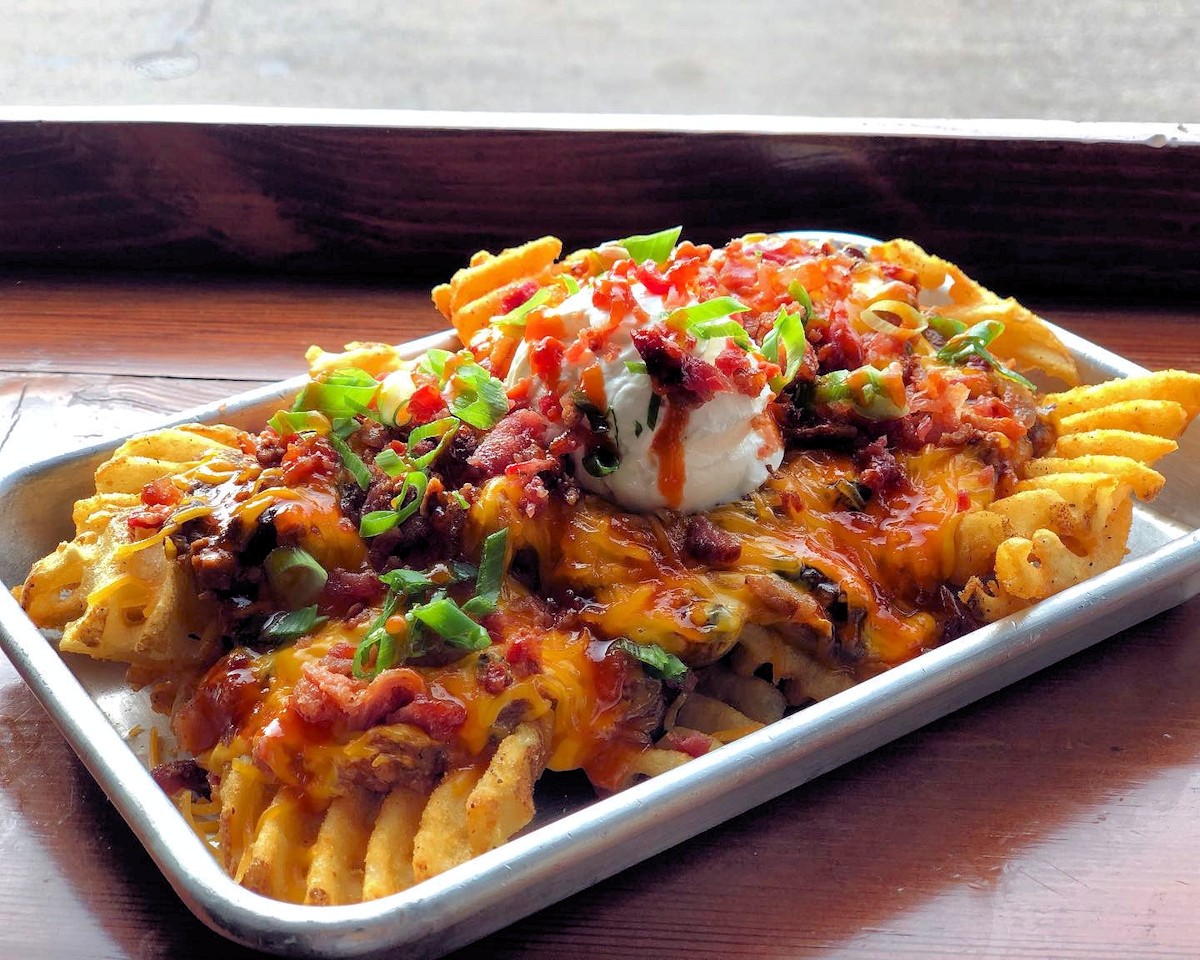 FifthStBrewpub's tweet photo. Our Weekly Feature is Loaded Chili Cheese Fries! Made with waffle cut fries topped with house made chili, beer cheese, shredded cheddar, bacon bits, sour cream, scallions, and our honey sriracha sauce, itโs sure to melt away your winter blues.
#CraftWithCare #fsbrewpub #cheese https://t.co/EoVGDRrmjV