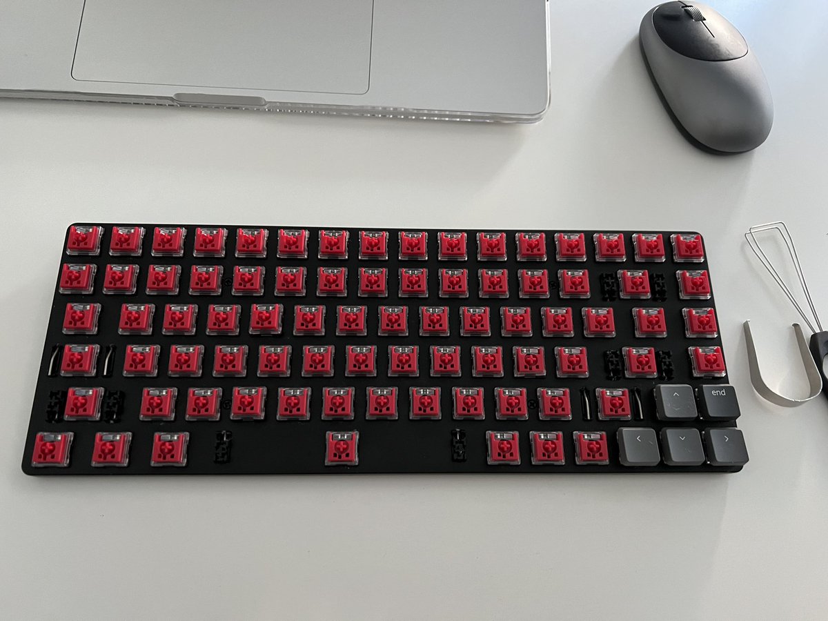 estefafdez's tweet photo. ΒΏEres ya una informΓ‘tica de verdad cuando cambias los switches del techado? #keychron #keyboard #redswitches https://t.co/aaDODrR6QT