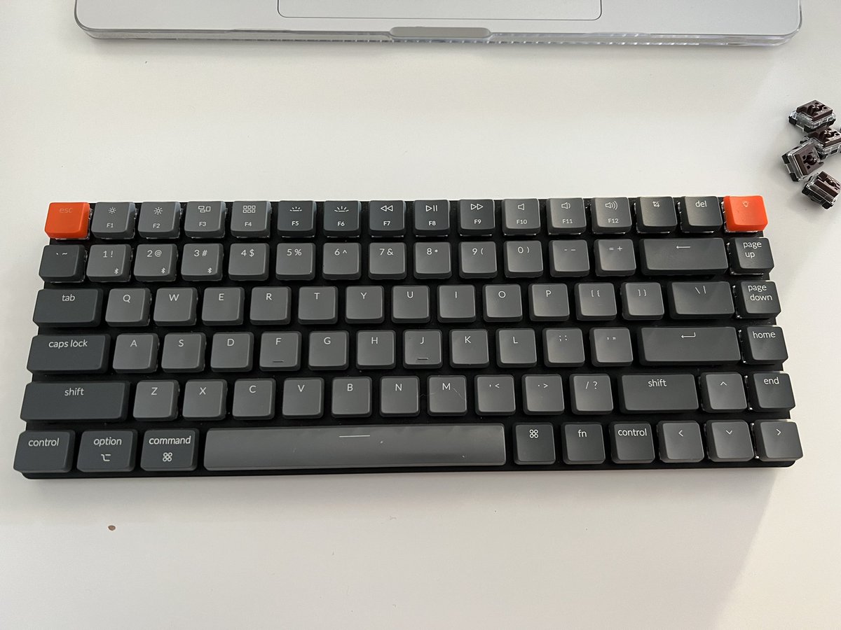 estefafdez's tweet photo. ΒΏEres ya una informΓ‘tica de verdad cuando cambias los switches del techado? #keychron #keyboard #redswitches https://t.co/aaDODrR6QT