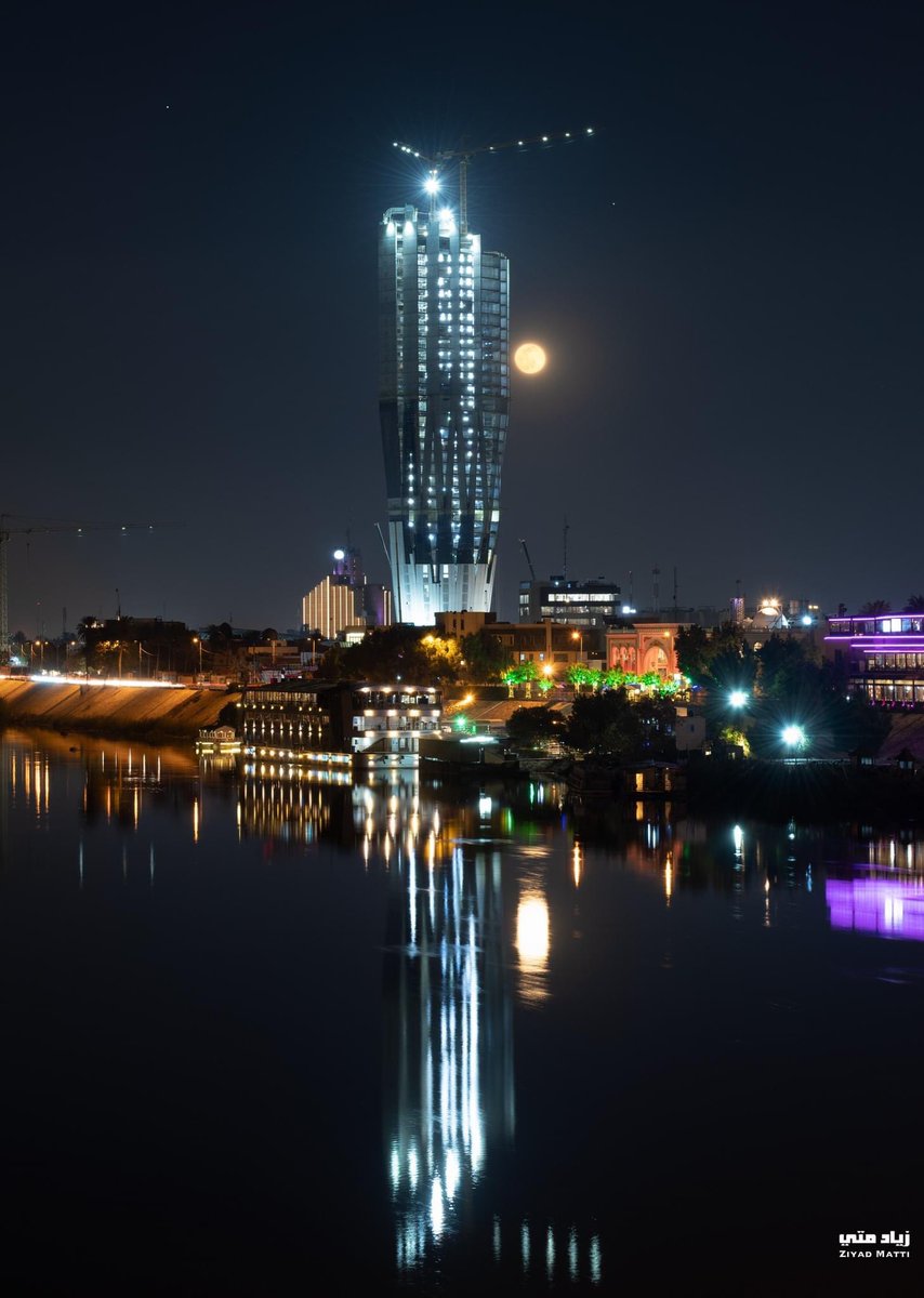 لقطة للقمر في سماء بغـــداد هذا المساء .. 

Full "wolf" moon lights up the night sky in Baghdad - Tuesday, Jan. 18, 2022
#العراق #بغداد_دار_السلام 
#زها_حديد #زياد_متي