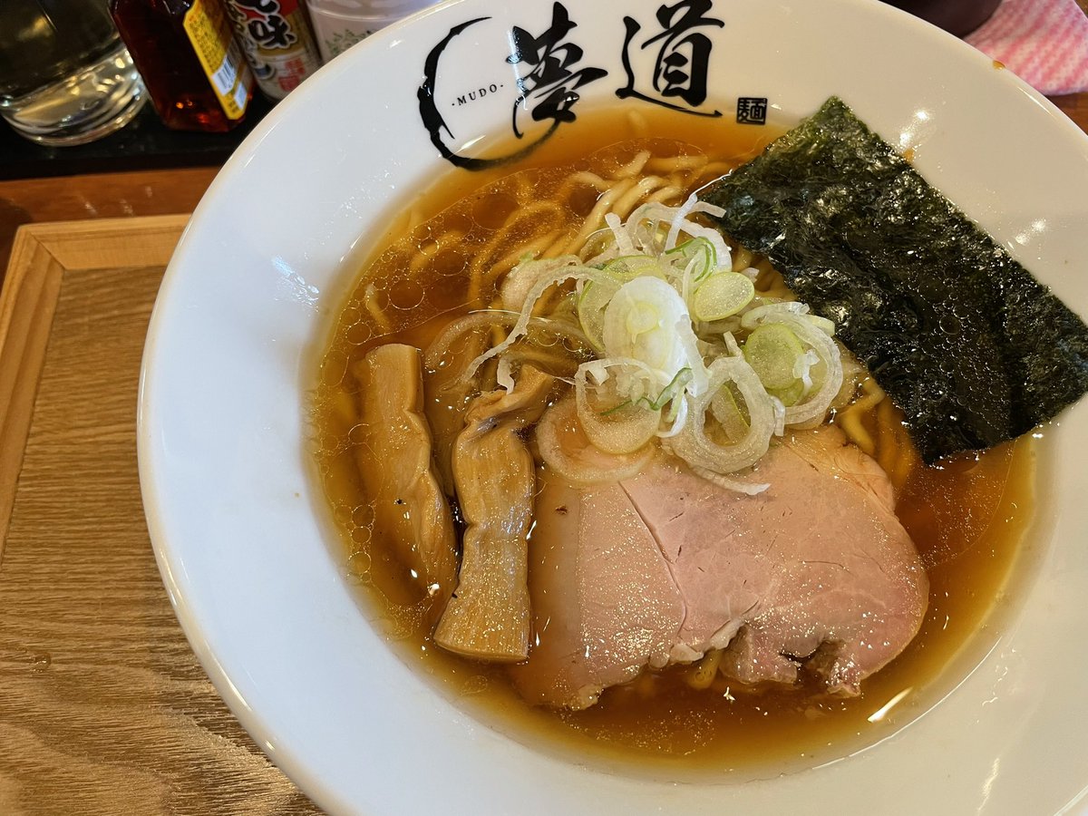 水戸市にあるラーメン夢道にてしょうゆラーメンをいただきました。シンプルでまろやか、オリーブオイル？のような風味を感じた美味しい一杯。スープまで残さずいただいちゃいました♪