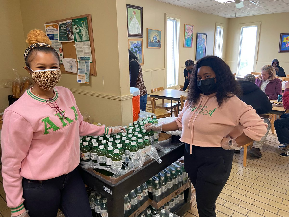 UA_BLSA's tweet photo. To celebrate the MLK Holiday, UA Law’s BLSA helped serve food at the Community Soup Bowl!!❤️ https://t.co/yMeu1MMw6J