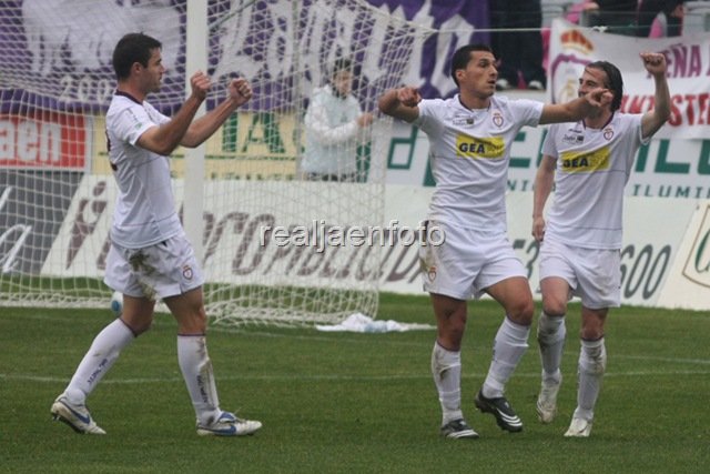 iJoseLuisPerez's tweet photo. @toledo_philippe Vaya tiparraco. Cuánto se echa de menos por Jaén ese pedazo de equipo que formabais. Recuerdas este día? Por cierto, en Palencia el día del Solabarrietazo te quedaste mi bufanda a cambio de una camiseta. Y no tengo ni bufanda ni camiseta. Ahí lo dejo... 🤣😜 https://t.co/dIPlQFitJj